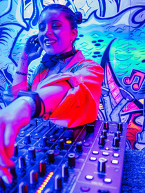 Hva bør du vite før du booker DJ til ditt neste event?