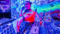 Hva bør du vite før du booker DJ til ditt neste event?